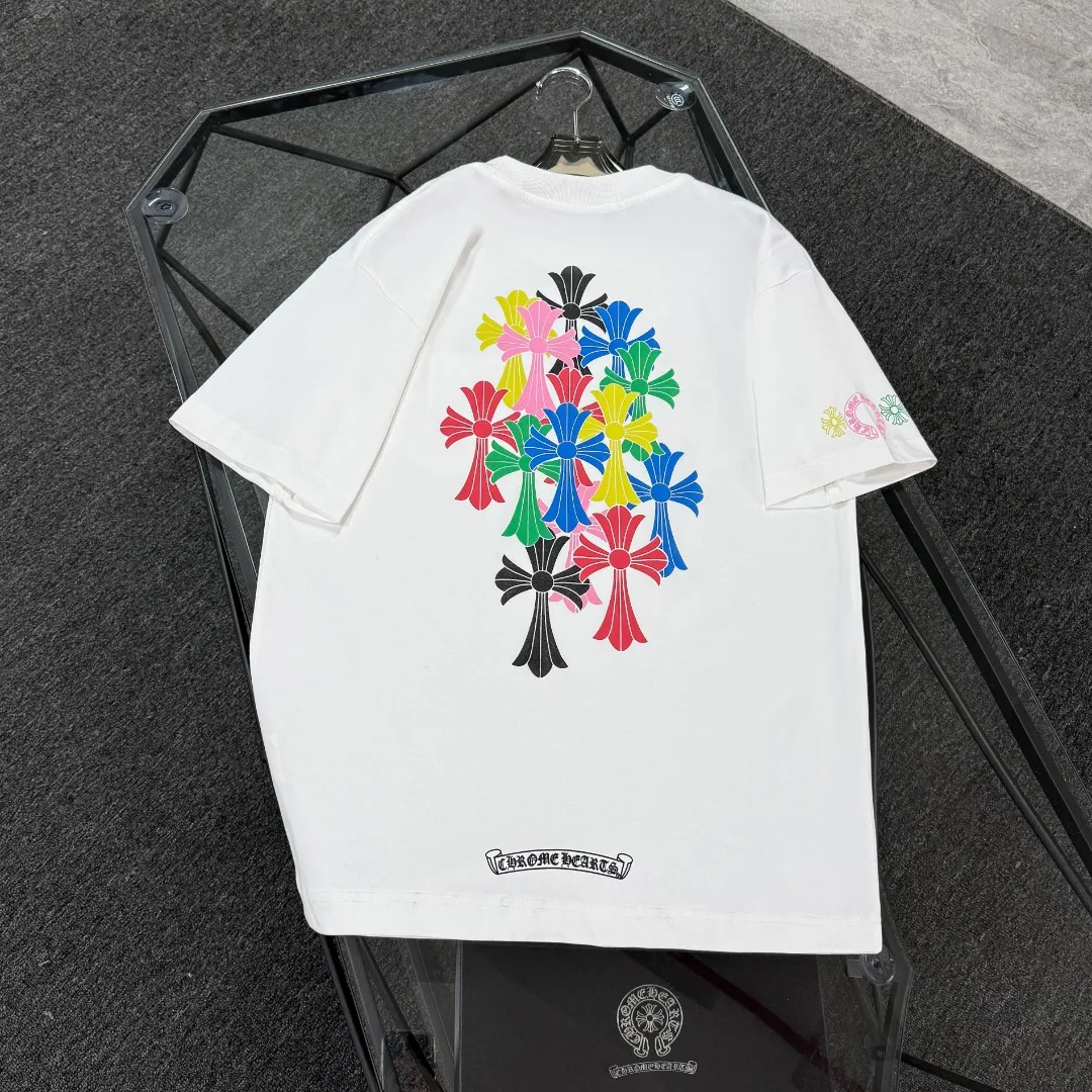P180 Chrome Hearts Chrome Hearts 25 high version. The fabric is made of 300 grams of high-density pure cotton. It does not deform or shrink. It has three labels. It is the same style for men and women. Technology: suede foam printing. Color: white black. SIZE: S-XL.